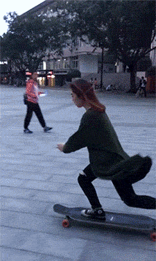 "邻居阿姨拿着一盘披萨上门,说她老公临时不回来吃饭,她一个人没胃口