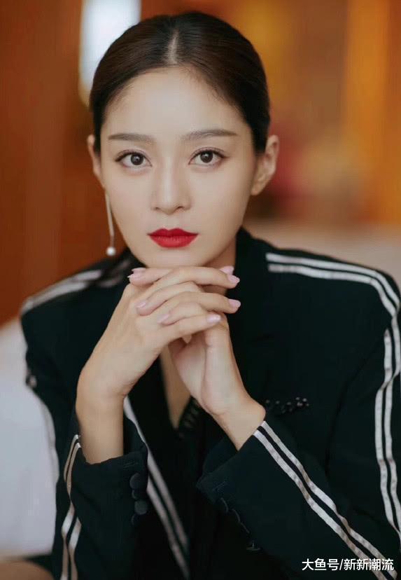 纯妃娘娘王媛可竟是隐藏腿精这造型显得她腿比冰箱还长