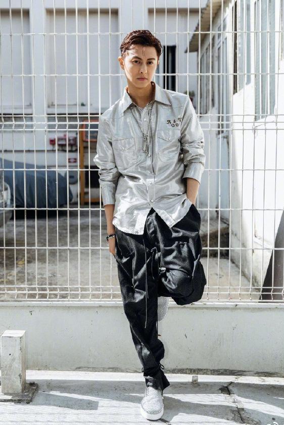 邱胜翊巴黎时装周晒新片! 这身潮气的银黑滑板少年风, 你给几分?