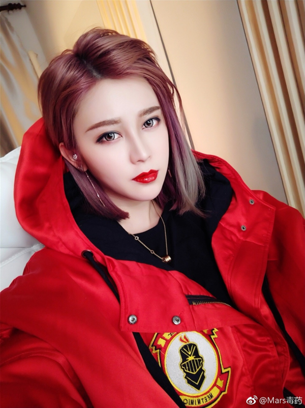 李颖毒药荣耀回归yy看百变女王玩转直播秀