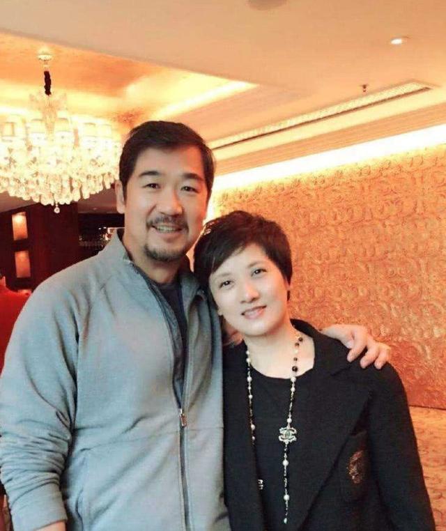 61岁邓婕现身机场羽绒服黑裤超接地气难怪张国立那么爱她