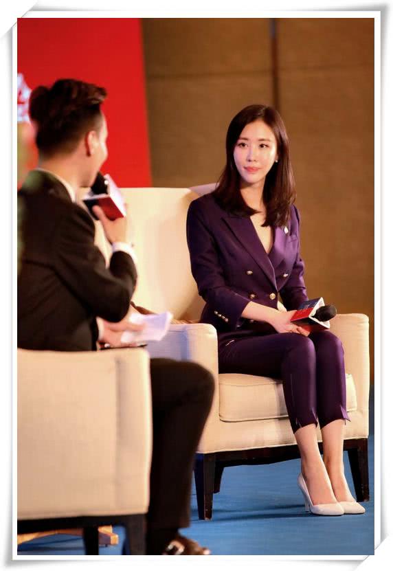 田朴珺真敢穿!深v开到腰只蒙一层纱,网友:王石坐不住了!