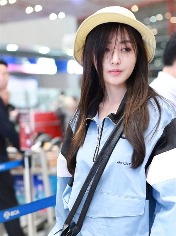 张天爱又换新发型,黑长直发剪眉上刘海,美得差点认不出!