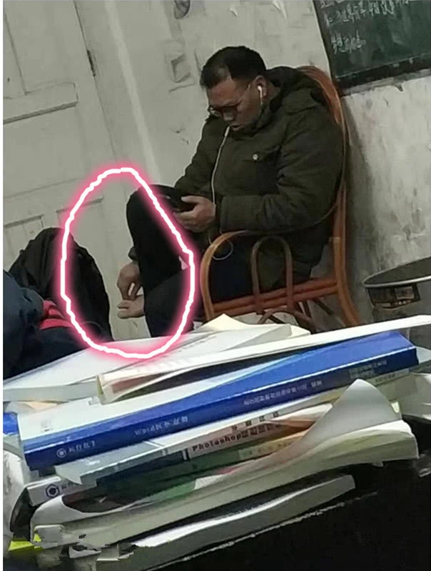 男老师公然在教室里抠脚趾,看到画面,网友:真是难为你学生!