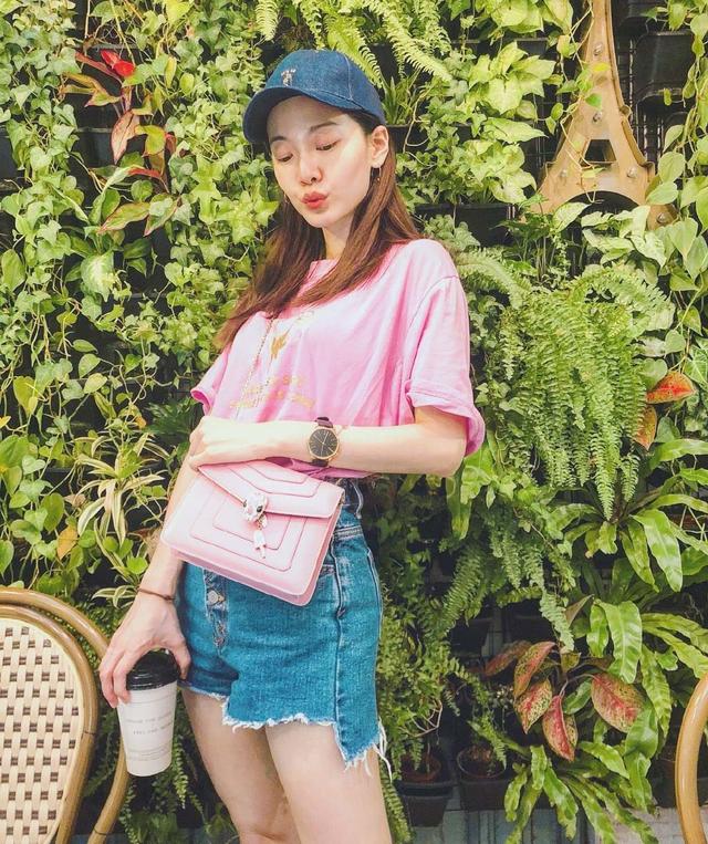 《爱情魔法师》中的贝若依,穿焦糖色风衣配薄纱裙,双腿若隐若现