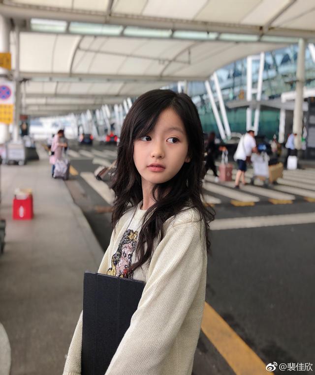 电视剧《小女花不弃》裴佳欣饰演幼年花不弃,表演有灵性太圈粉了