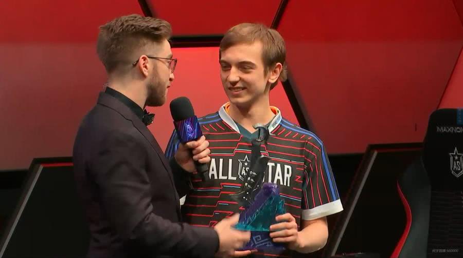 最终,g2战队新人中单,lec赛区的caps选手一路过关斩将,连克包括uzi在