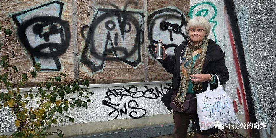 对于一些用喷漆在墙上涂画的符号,施拉姆会直接用喷漆罐画上爱心的