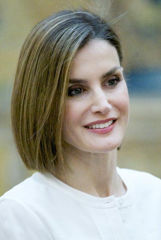 西班牙王后换个发型更贵气!穿黑色礼服,头戴皇冠真有女神范儿!