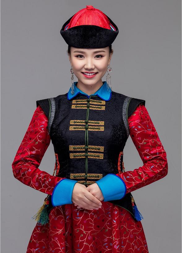 《吉祥三宝》主唱英格玛近照,历时14年今非昔比,浓妆艳抹认不出