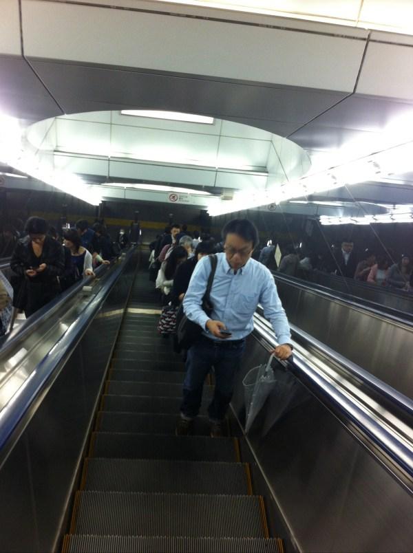 女孩去日本旅游,仅仅坐了一个电梯,却受尽了日本人的白眼!