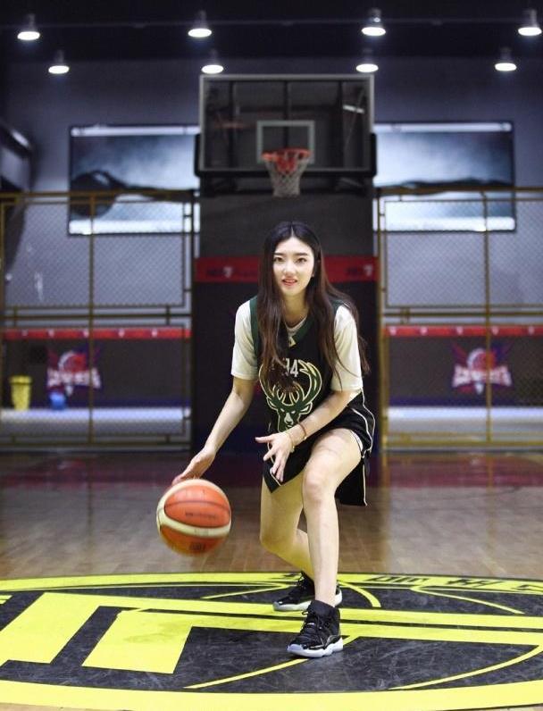 少见的篮球女神,她上场大家都不看球,身材傲人如今成为一名总监