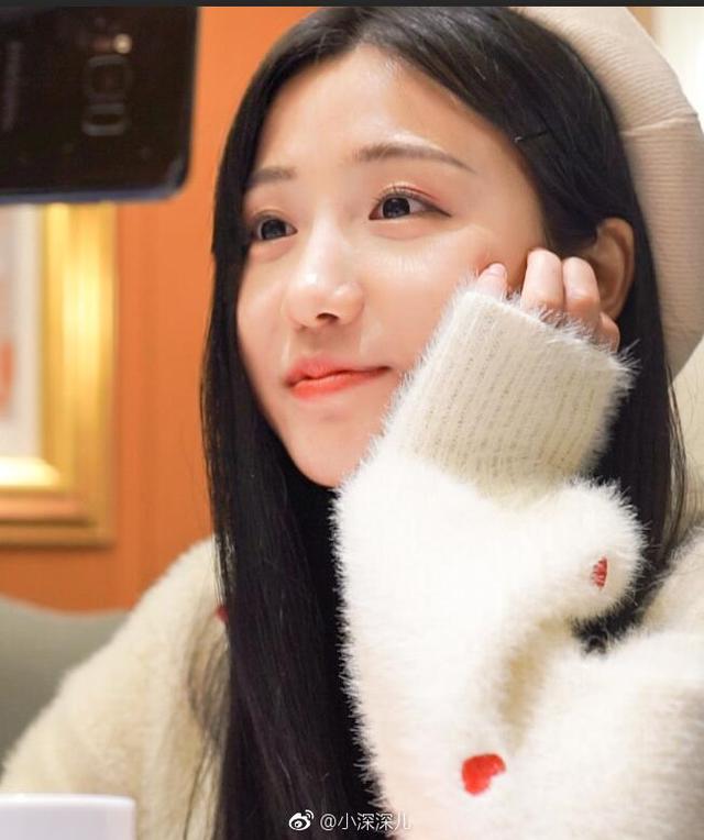 斗鱼小深深儿日系风格惹人爱怀中两只猫亮了网友活得不如猫