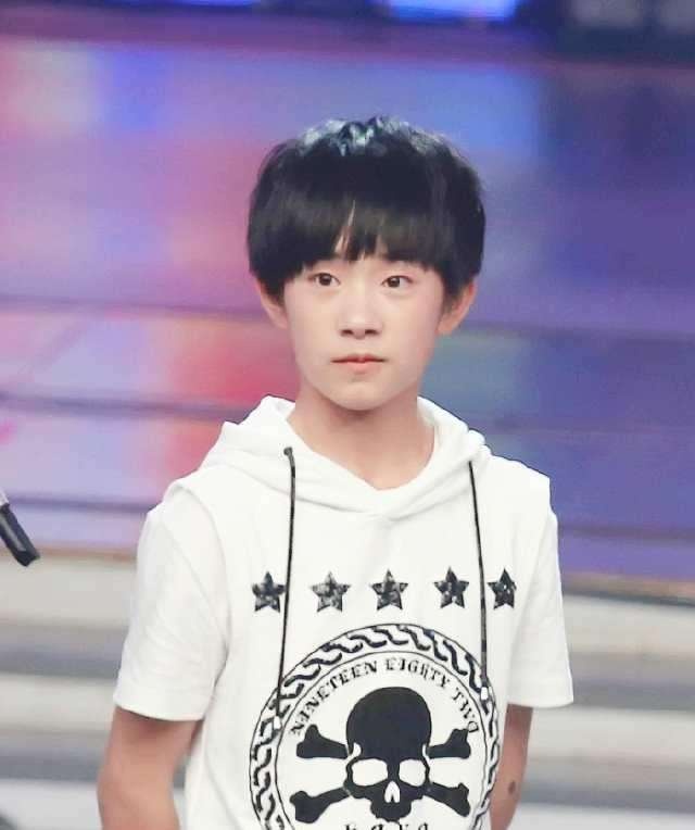 但是,随着年龄的增长,易烊千玺褪去婴儿肥,取而代之的是一种长大的