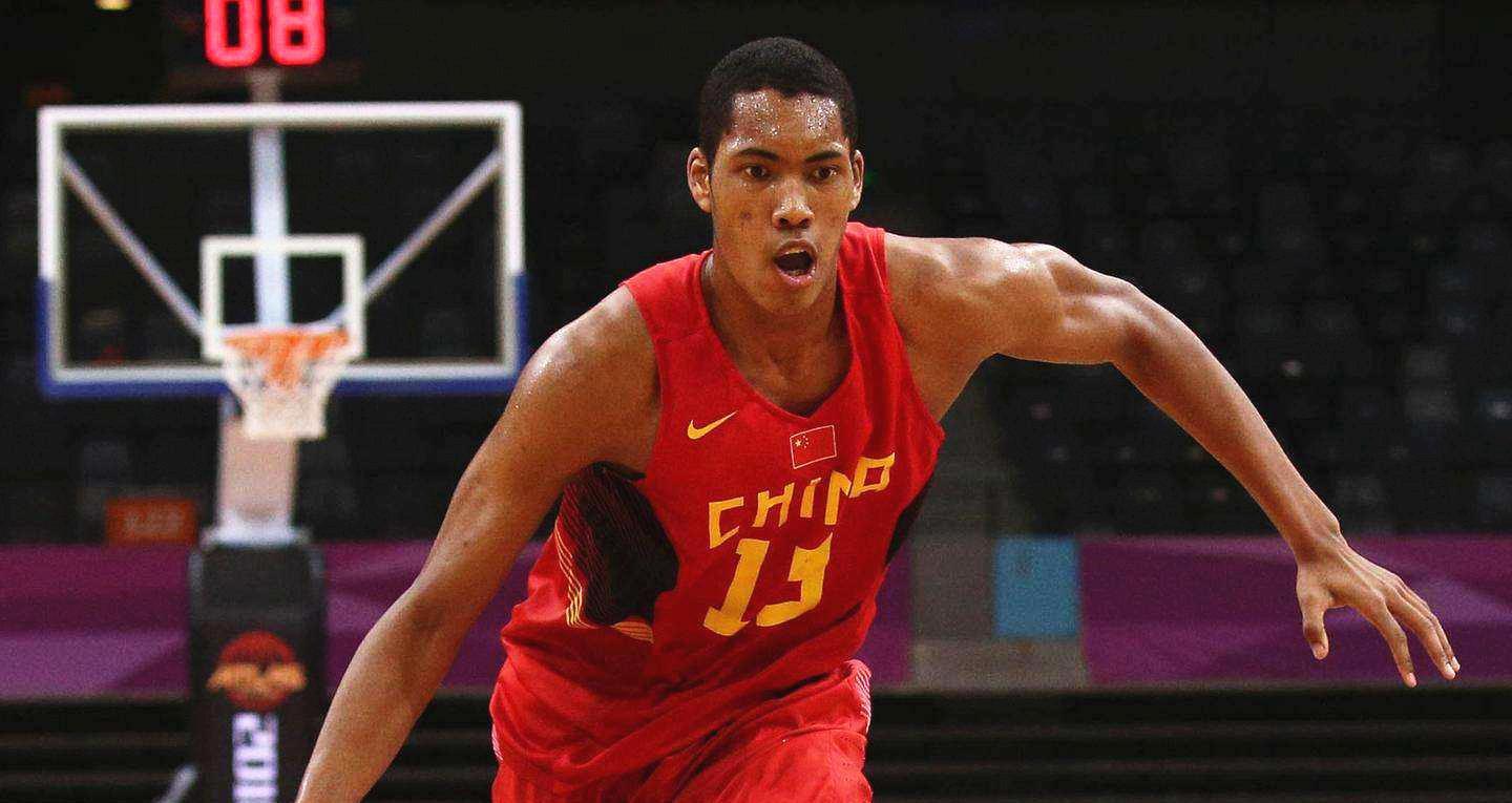 父亲远走母亲皆中国人,身体完虐本土球员