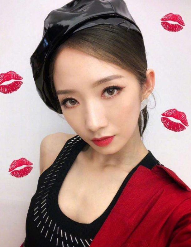 不化眼妆的孟美岐,清新自然,化身"小公主"