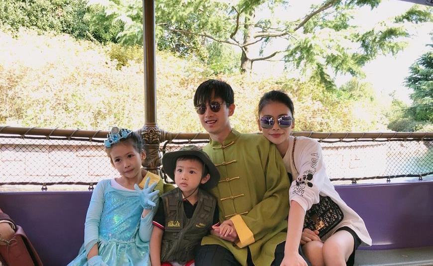 舞蹈家黄豆豆国庆带儿女现身迪士尼,女儿穿得像公主长得像爸爸