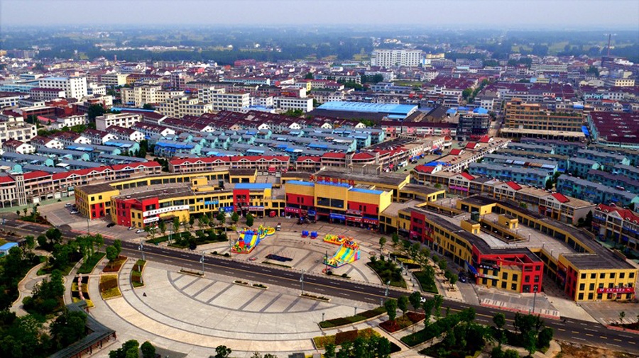 地处省界附近,和江苏省扬州市相邻,距离扬州市区约30公里,距天长城区