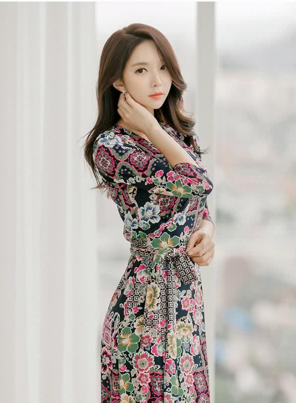 小v领碎花裙美女,给我们的视觉带了很大的冲击!