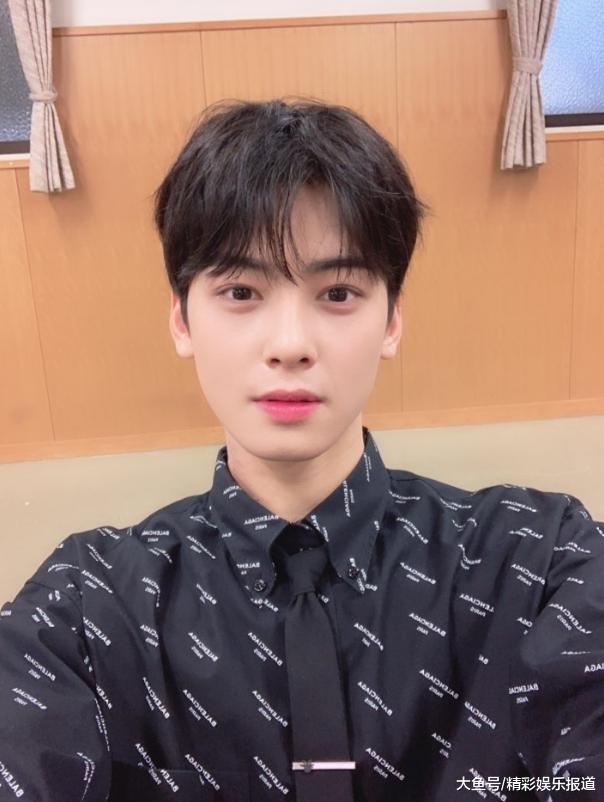 基本上颜值也不会太低,娱乐圈有很多的帅哥,其实也都是双眼皮,比如说