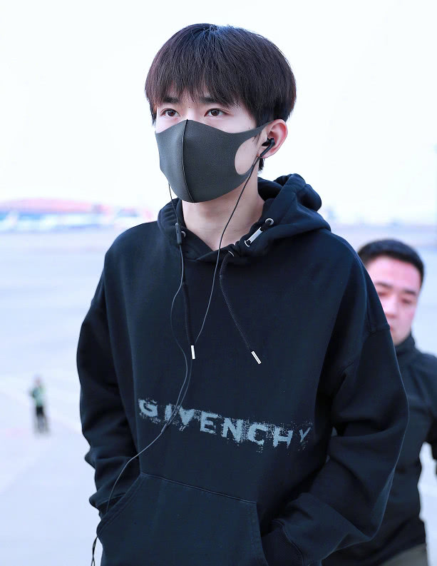 易烊千玺身穿黑色卫衣搭配破洞裤久违现身 黑超遮面成酷大佬