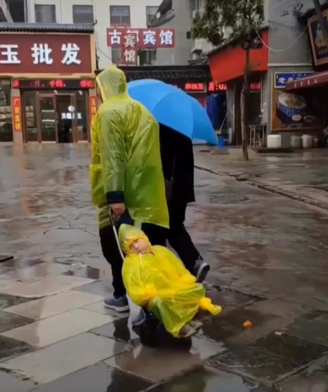 下雨天,爸爸去接儿子放学,看到儿子的眼神,网友大笑:活着就好