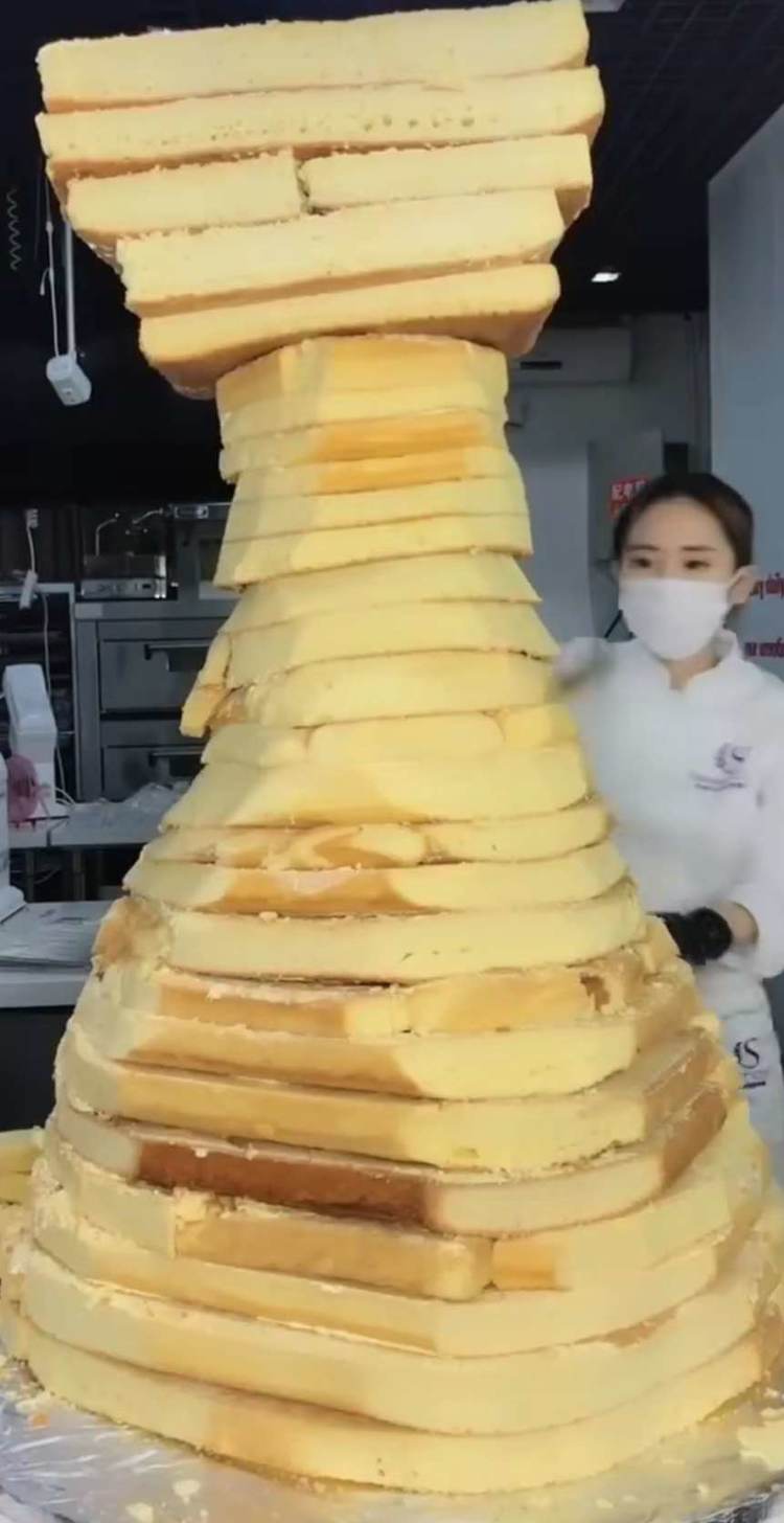 小姐姐做真人蛋糕,成品让人目瞪口呆,网友;穿上婚纱真好看