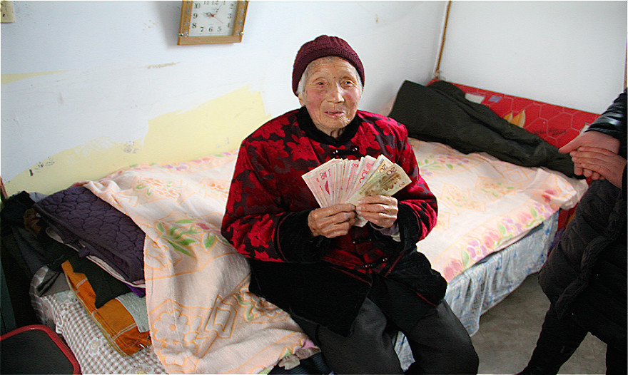 农村老年人发钱了?最多领1万,看看你达标不