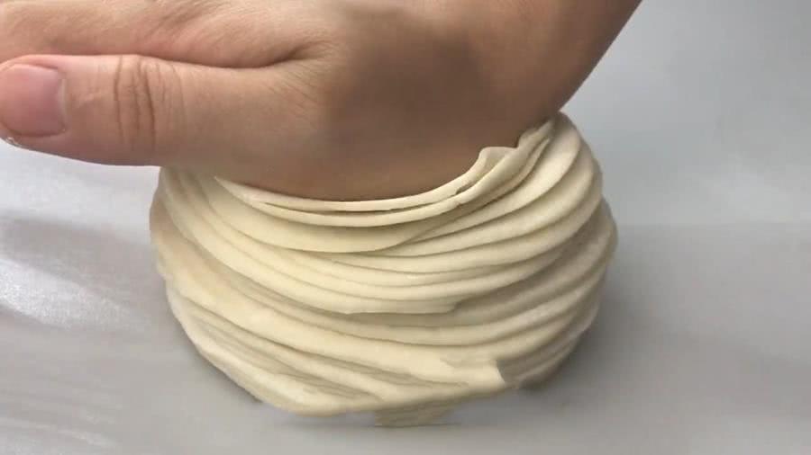 一摞饺子皮,大手一压,教你做一道韭菜盒子新吃法,层次多还劲道