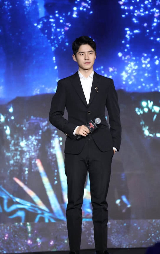 刘昊然身穿黑色西装套装搭配白衬衫出席活动 单手比v侧颜帅气