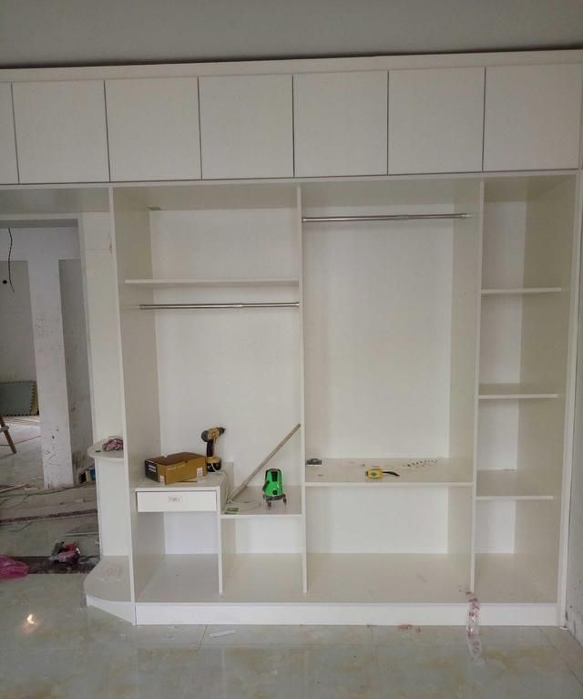 新房装修中,简单弄下就花了8w,柜子都是木工现做