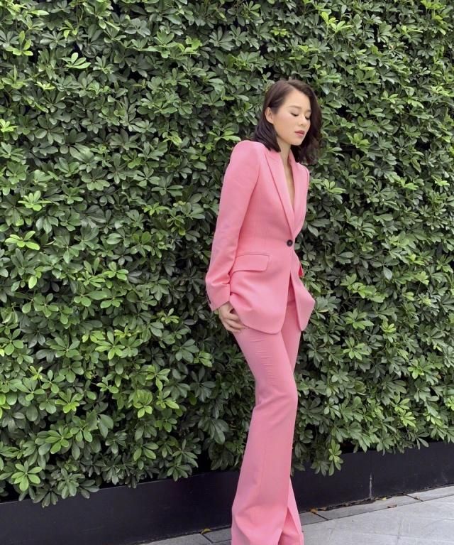 40岁胡杏儿穿白色连衣裙太减龄,换一身粉色造型更显年轻