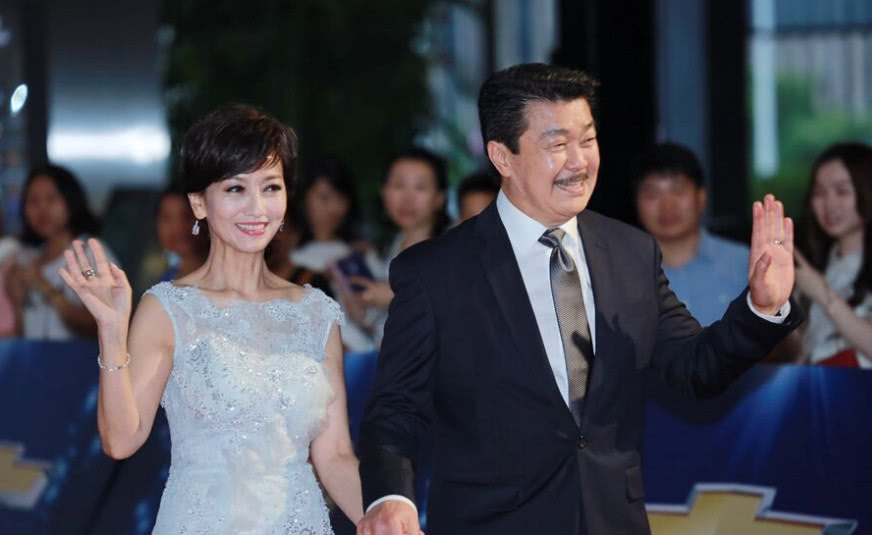 黄锦燊(shēn);他是香港影视明星,可能很多人都不认识他,但是他的老婆