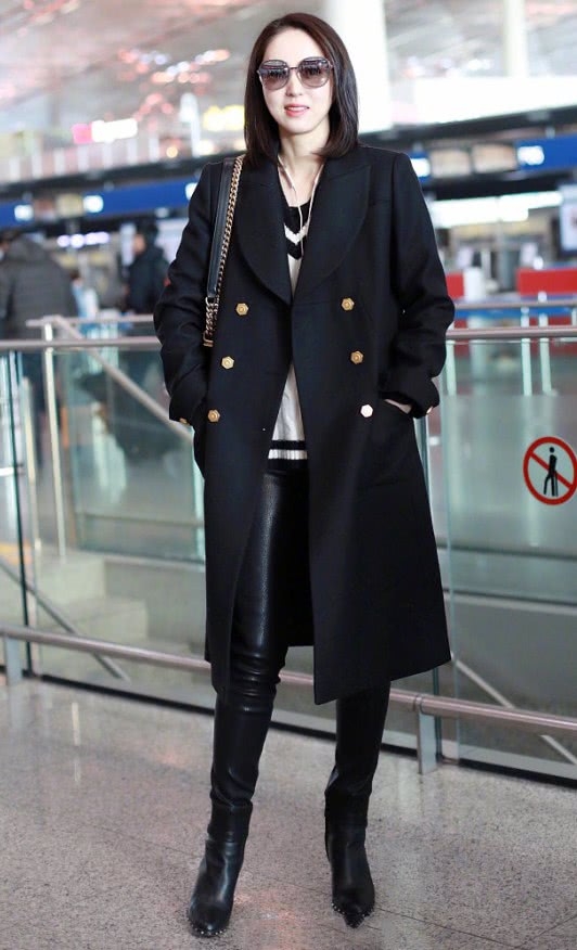 董璇大冬天,穿一条皮裤绷得紧,虽然酷美但是不冷吗?