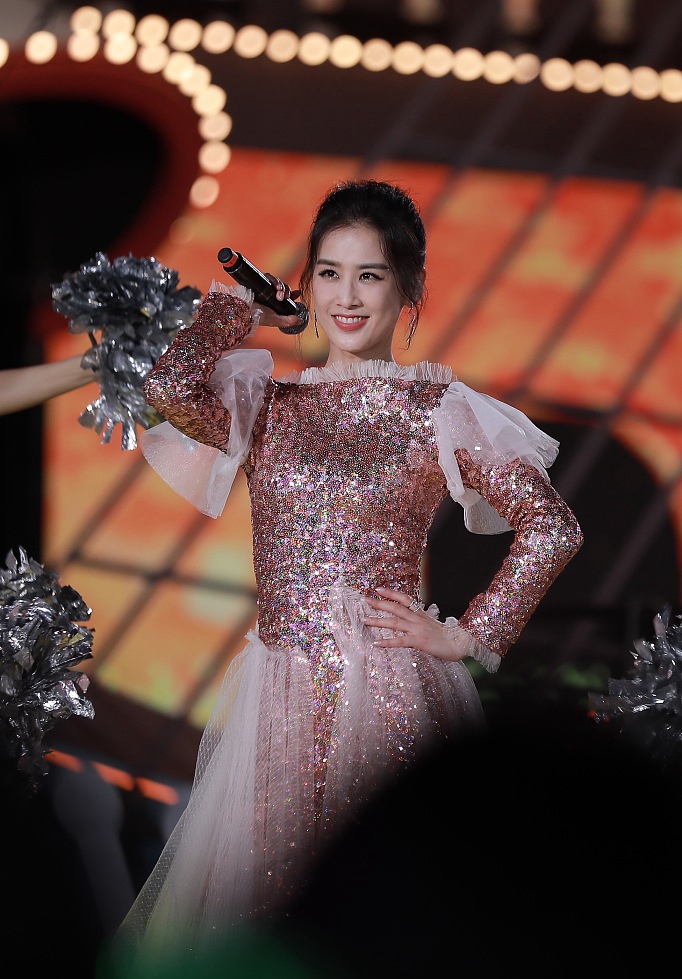 辣妈黄圣依穿上礼服献唱,一袭粉色亮片纱裙,美成少女样儿!