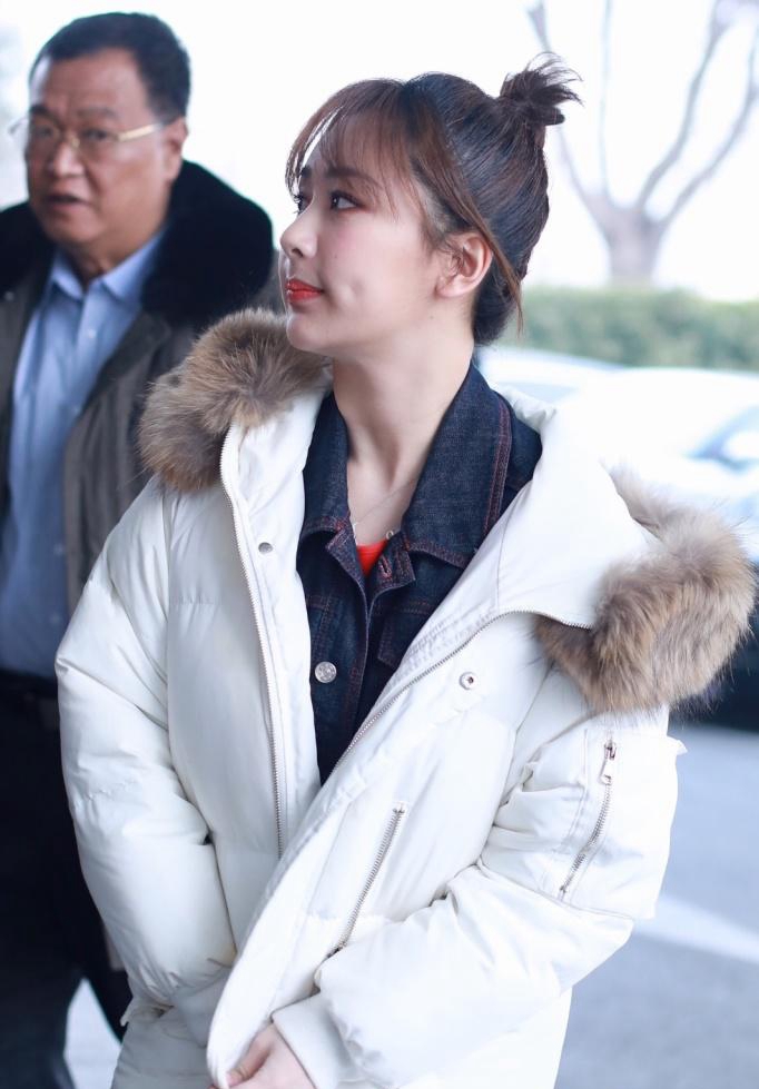 杨紫现身春晚彩排,裹羽绒服扎丸子头,优雅减龄美得像18岁!