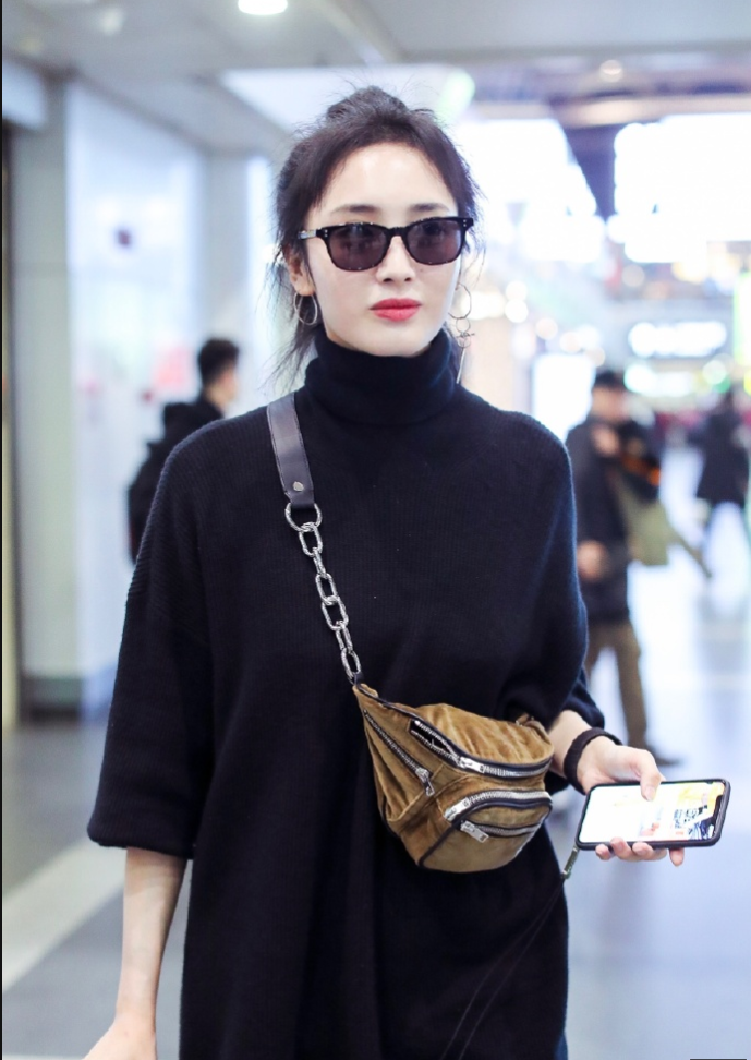 王紫璇丸子头俏皮活泼简约时髦帅气清新为冬日机场带来" 璇" 风