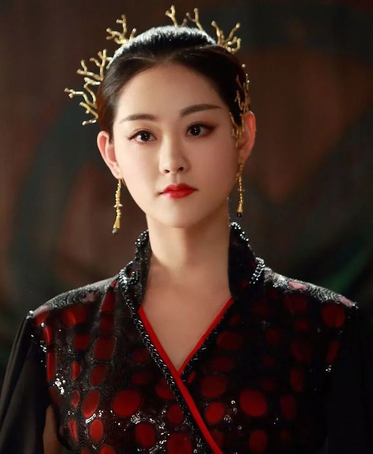 邓伦和迪丽热巴主演的《一千零一夜》,在剧中饰演一位花艺师"周心妍"