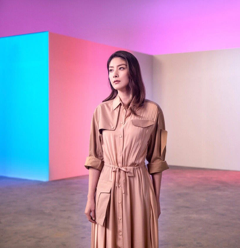 陈慧琳穿着一件波点的长裙,有密集恐惧的人应该接受不了