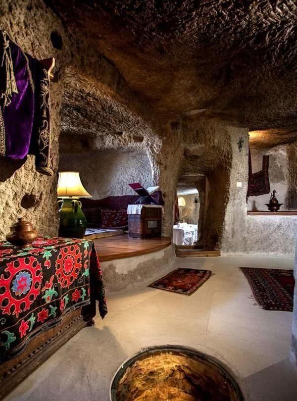 在山洞里盖个房,冬暖夏凉,浴室卧室全都有!不比住大城市别墅差