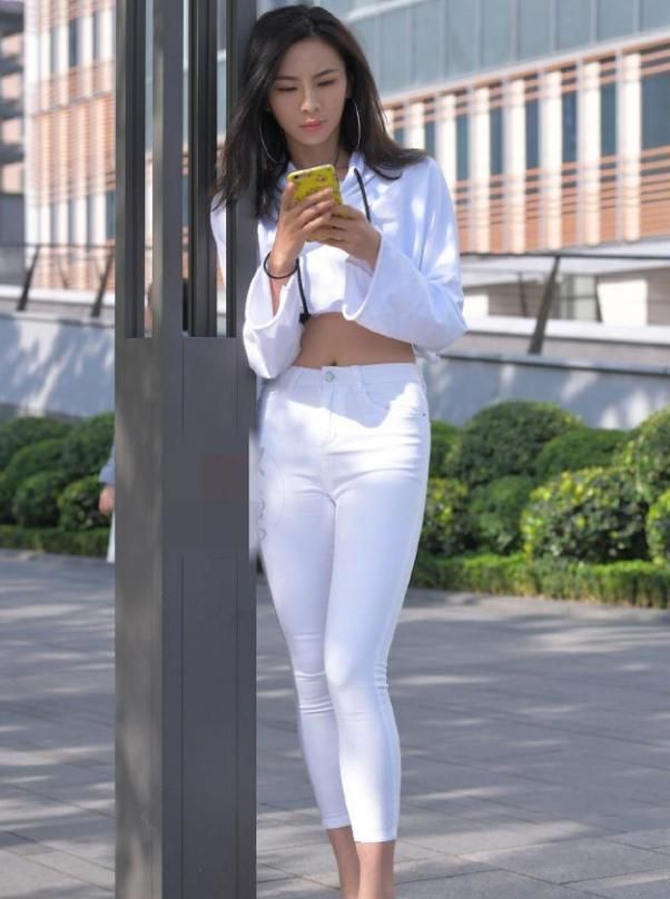 街拍时尚美女白色露脐上衣搭配白色裤子穿出不一样的自我