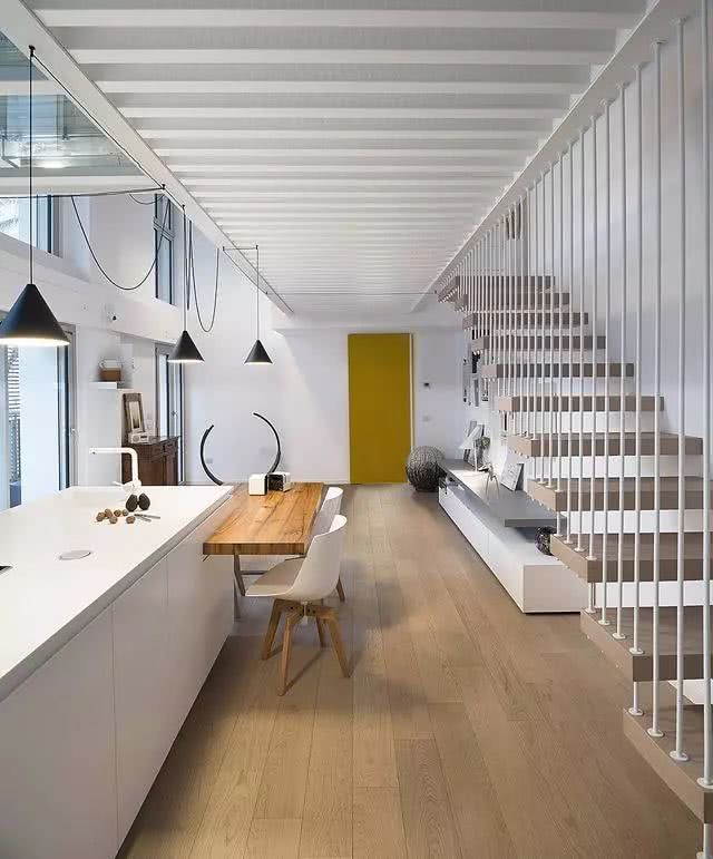 67平复式,楼梯吊在半空中,2楼铺玻璃地板,谁敢照着装?