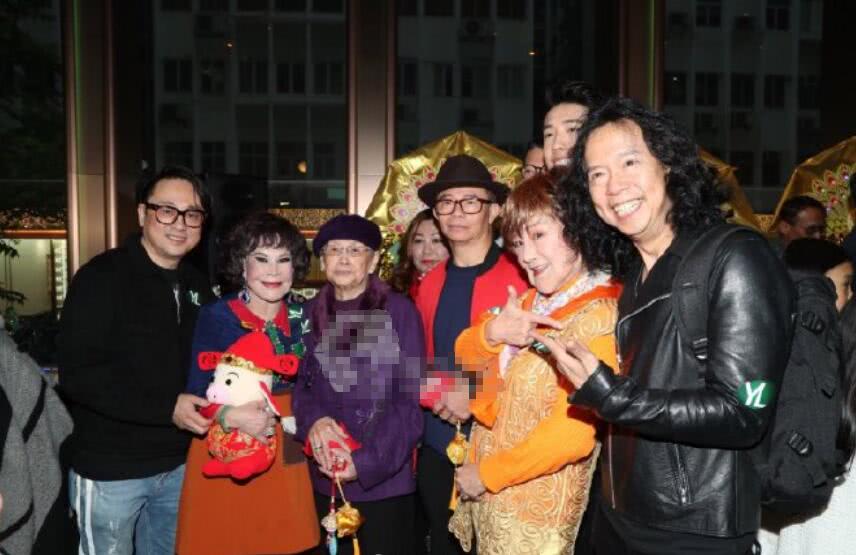 95岁梅妈与儿子梅启明罕见同框,含泪为梅艳芳奔波众筹千万拍电影