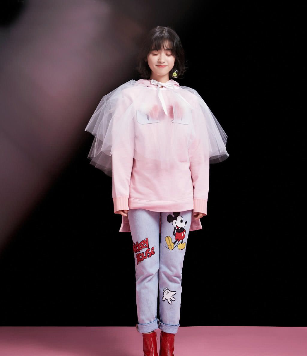 别再说沈月腿粗了,短靴配牛仔裤穿出笔直双腿,网友:上身膨胀了