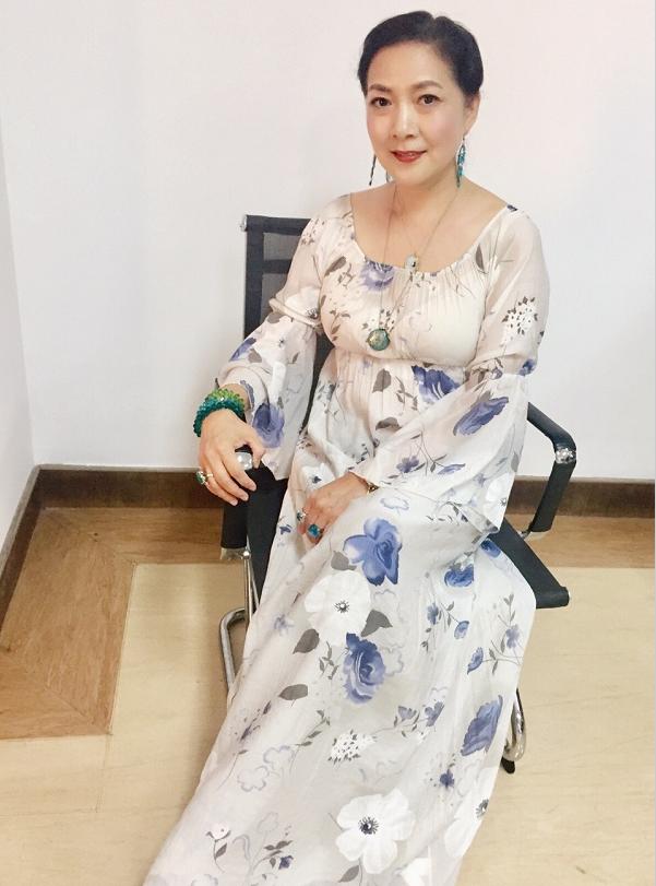 58岁沈丹萍全家近照与德国丈夫恩爱至今祖孙三代同框温馨十足