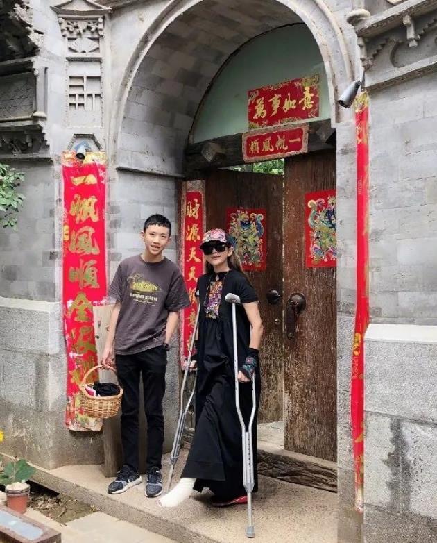 杨丽萍排练时腿部骨折,拄着双拐仍能走出女王风范