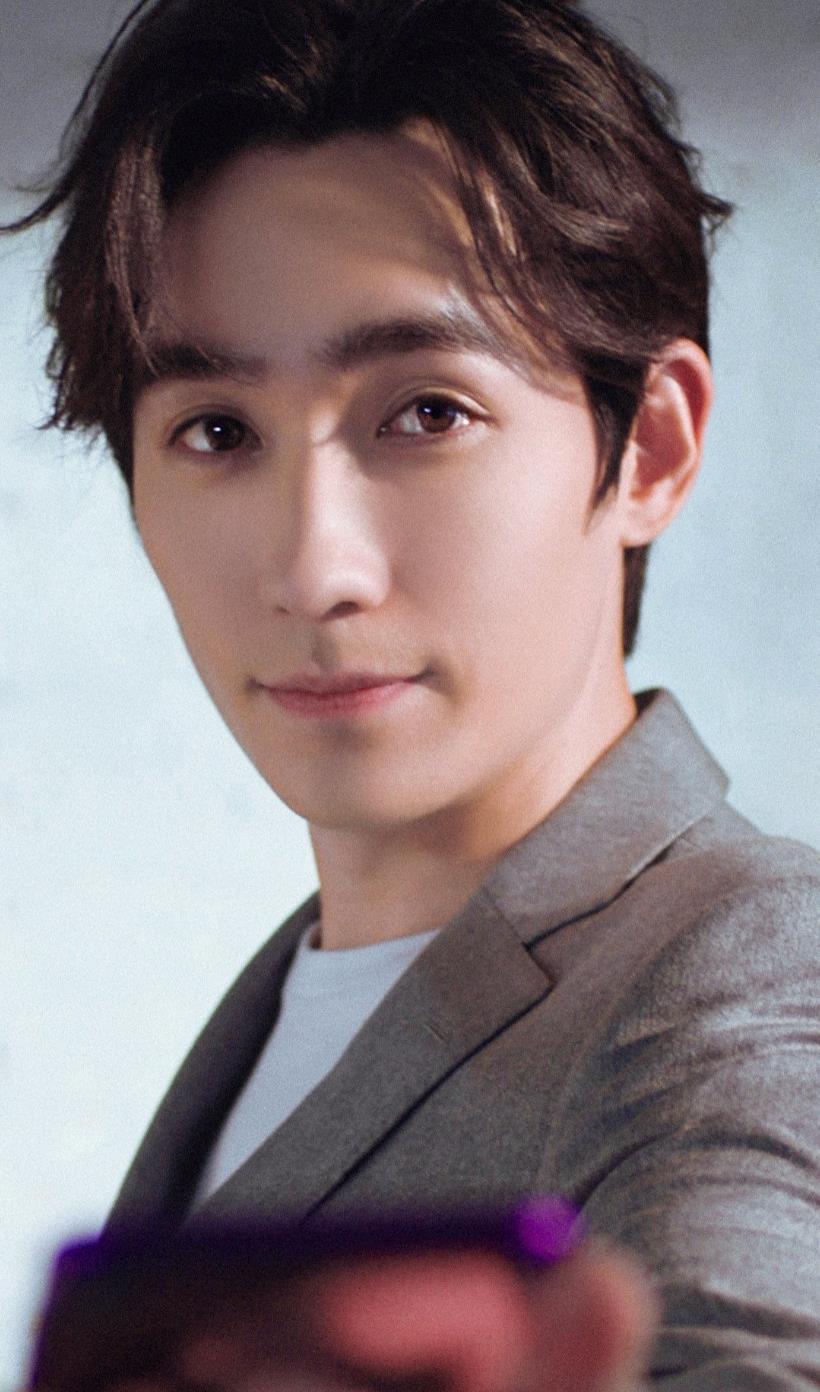 朱一龙摸鼻梁20狙击力一次胜过一次试问谁人不想亲