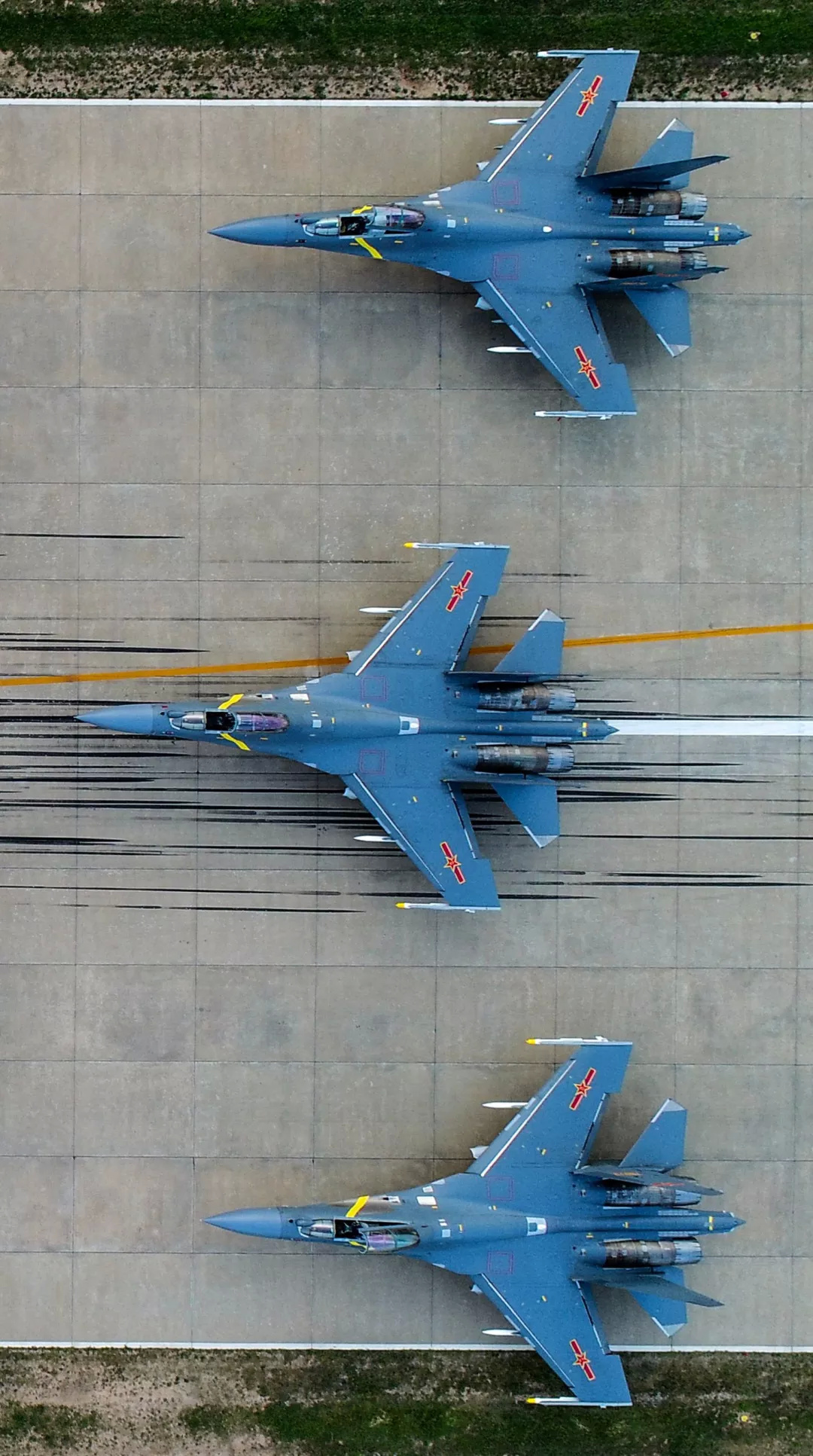 歼-16战机参加2017年建军节阅兵式时的涂装