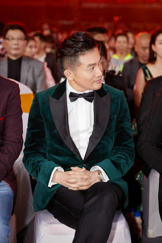 背头发型苏有朋墨绿丝绒单扣礼服出席长春电影节闭幕式苏有朋后背头