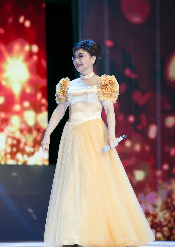 看到台上的李谷一老师依然笑得如此开朗,毋庸置疑她的生活是幸福的,也